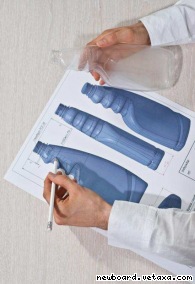 Разрабатывает дизайн и чертежи для ПЭТ бутылок.